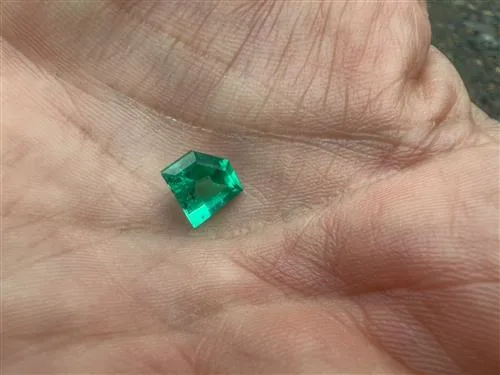 Esmeralda tallada de Cronojoyas en la palma de la mano
