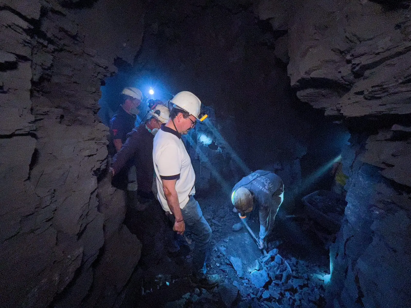 Equipo de Cronojoyas recorriendo la mina de esmeraldas